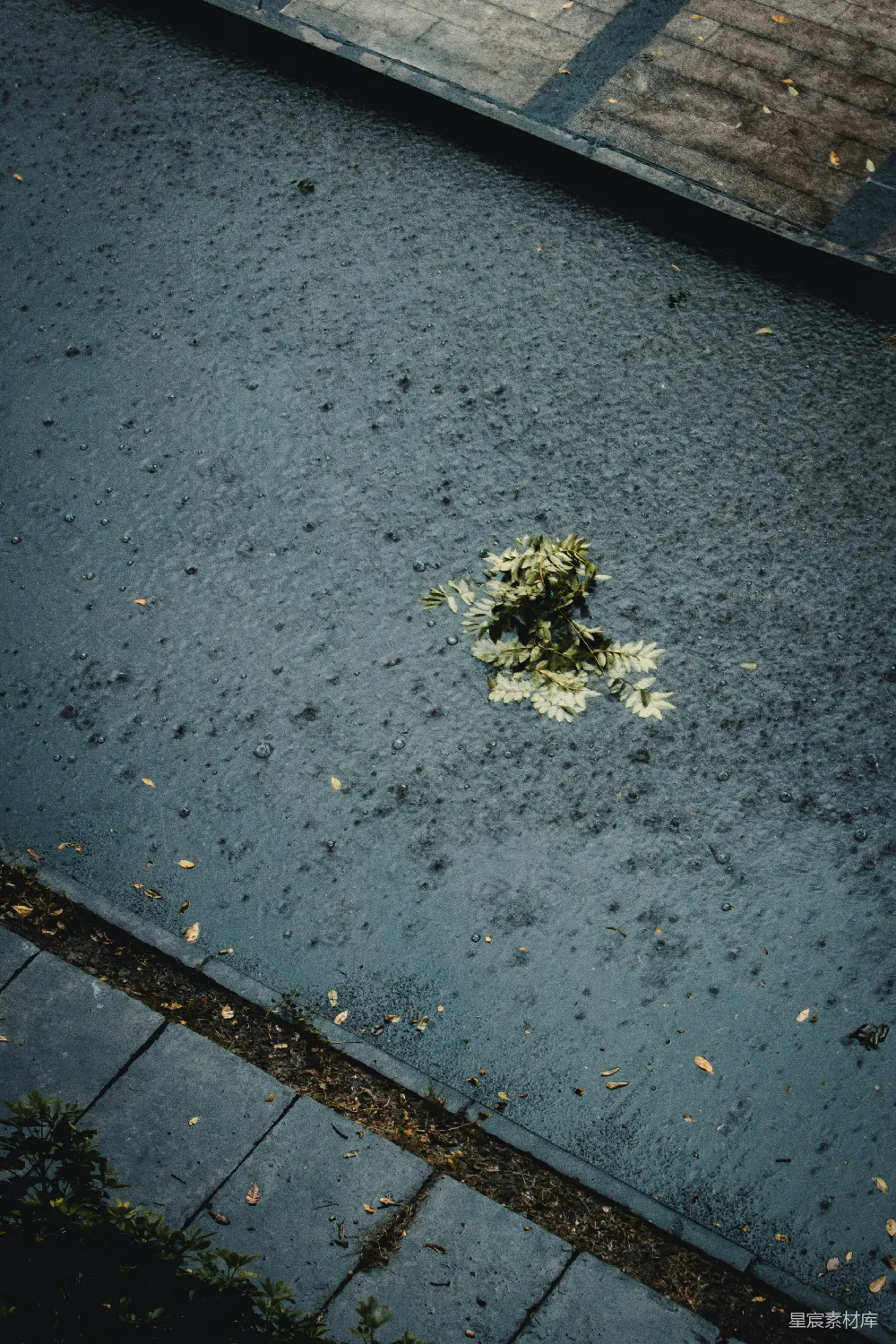 高清摄影 路边一个破损的消防栓