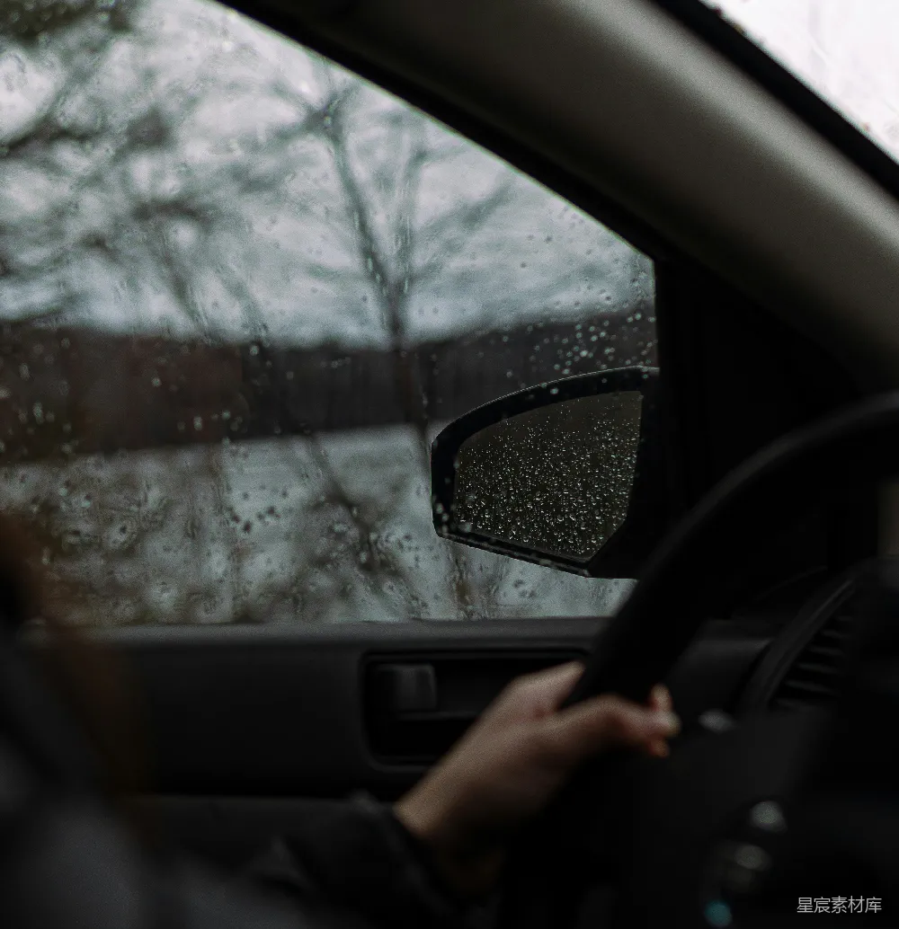 高清摄影 雨中驾车的人