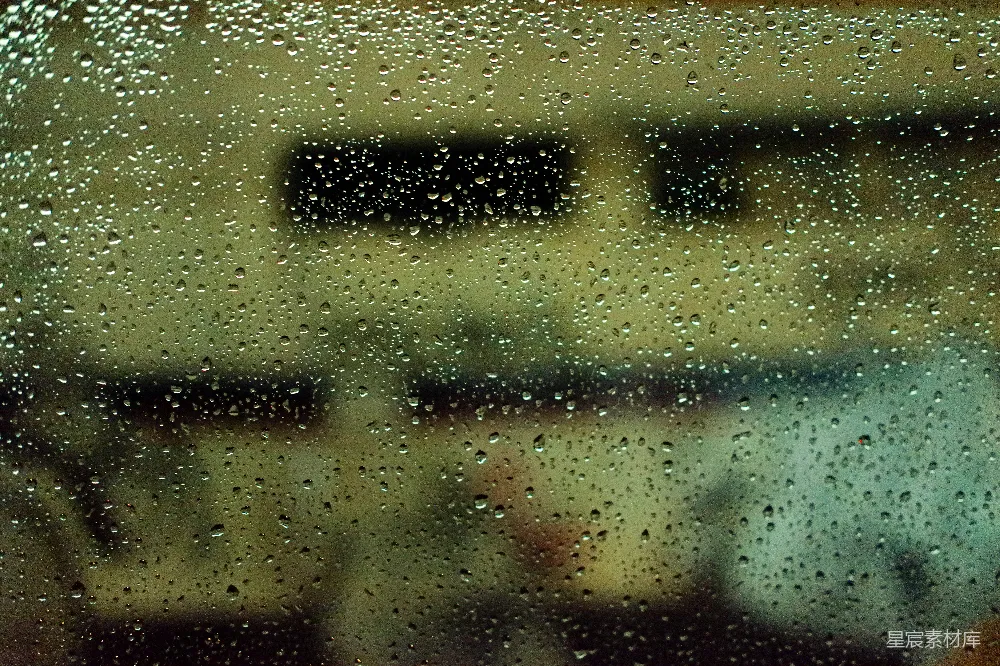 高清摄影 窗户上的近景，有雨滴落下