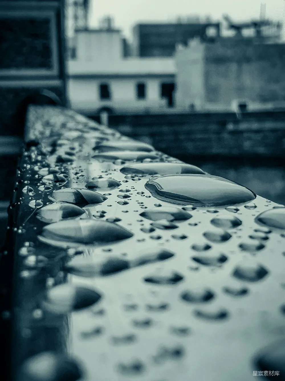 高清摄影 玻璃桌面上一个特写的水滴