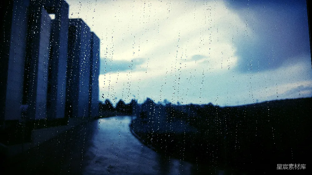高清摄影 透过蒙上雨水的窗户看去的一幢建筑的景象
