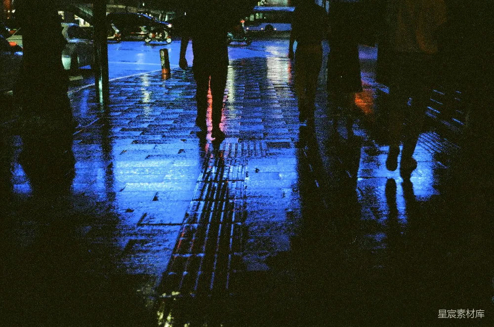 高清摄影 一群人在夜晚走在街道上