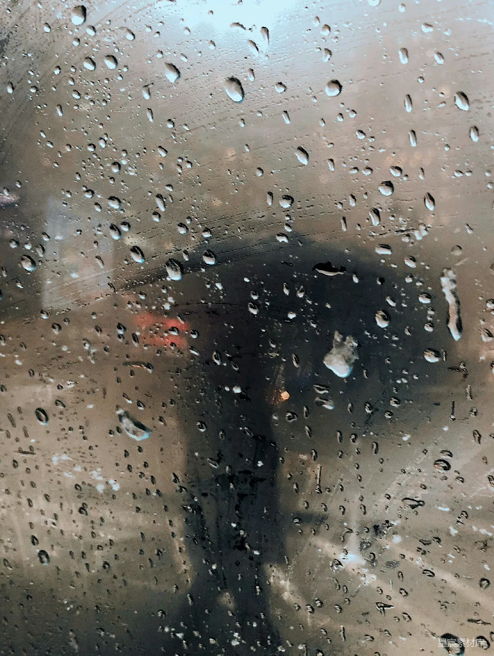 高清摄影 一个人在雨中撑着伞站立着