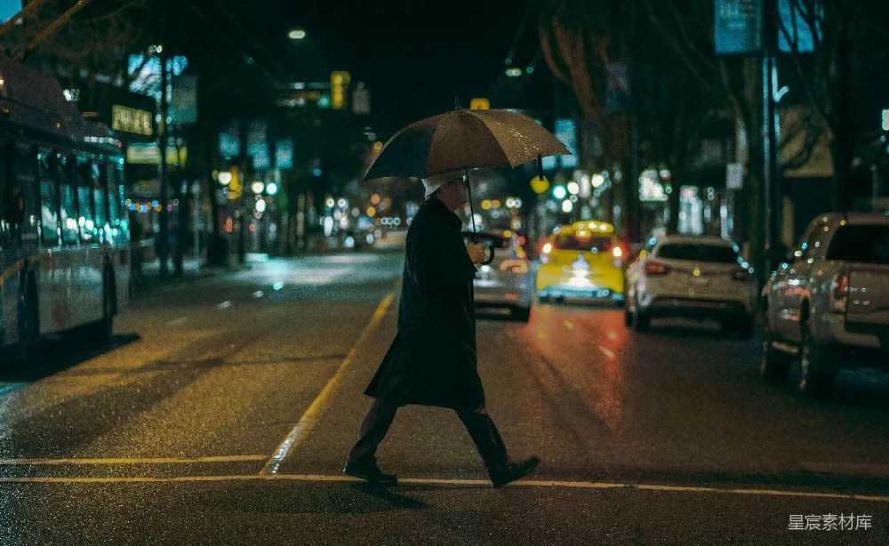 高清摄影 黑色大衣的人手持雨伞在街上夜行
