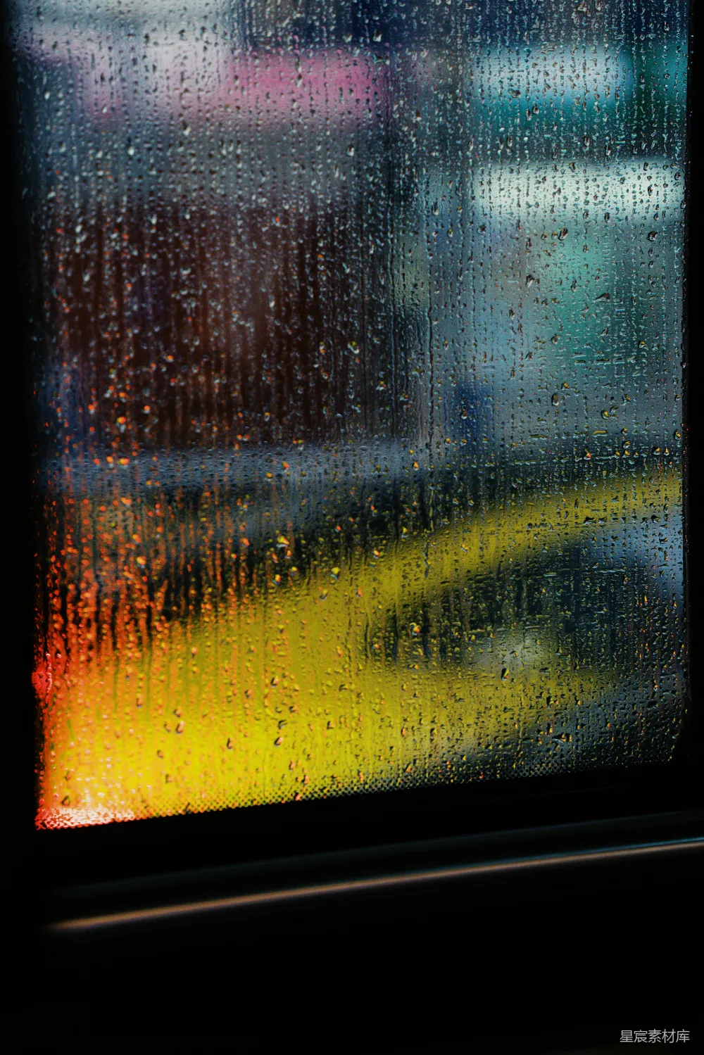 高清摄影 窗户上挂着细雨的特写