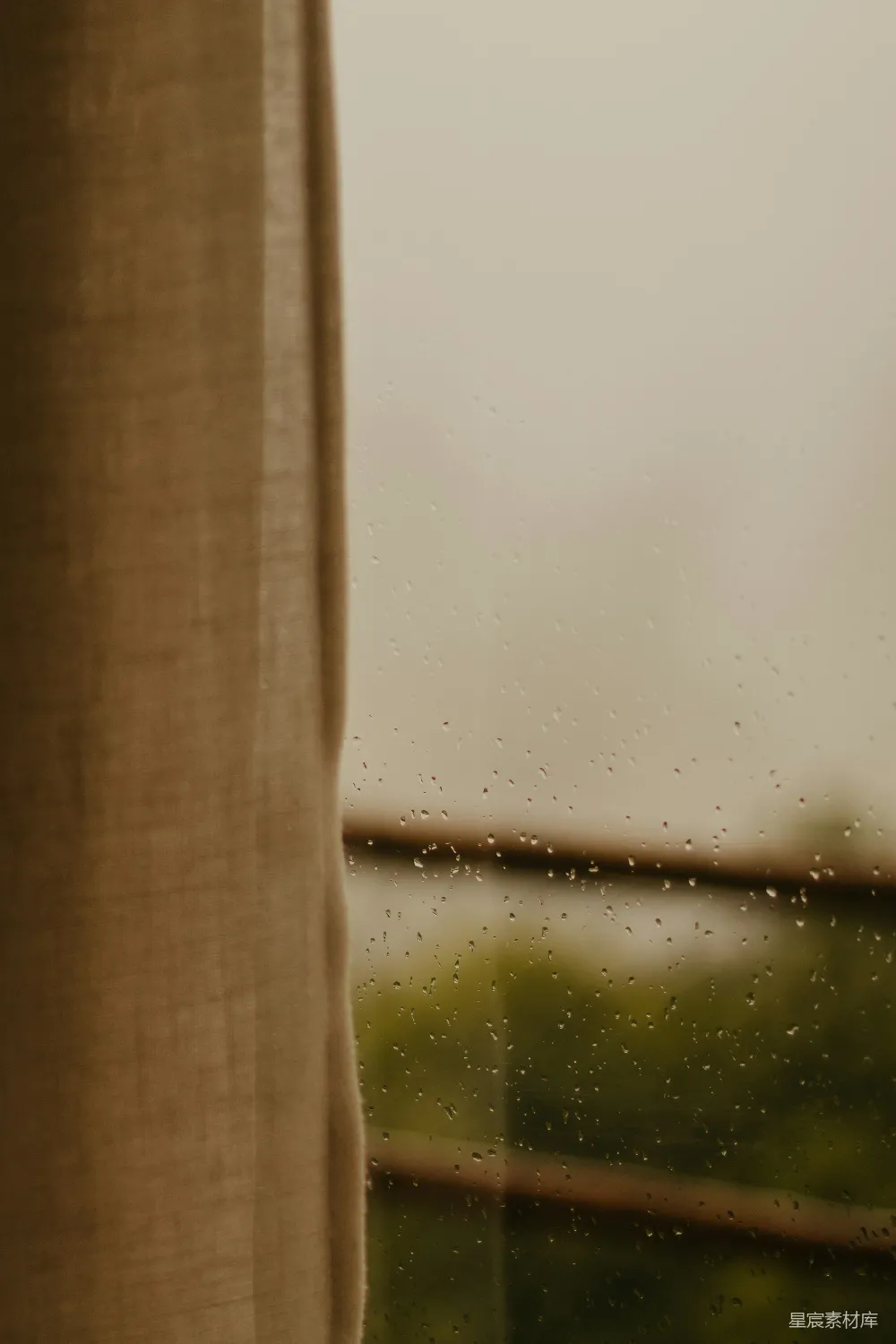 高清摄影 玻璃窗上的雨滴