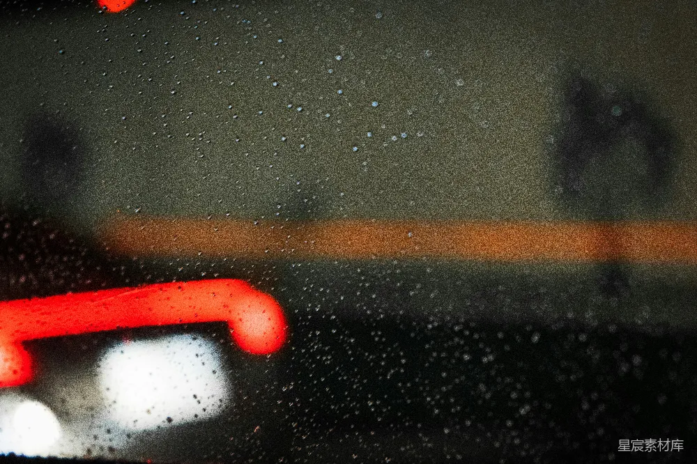 高清摄影 雨中模糊的一盏红绿灯