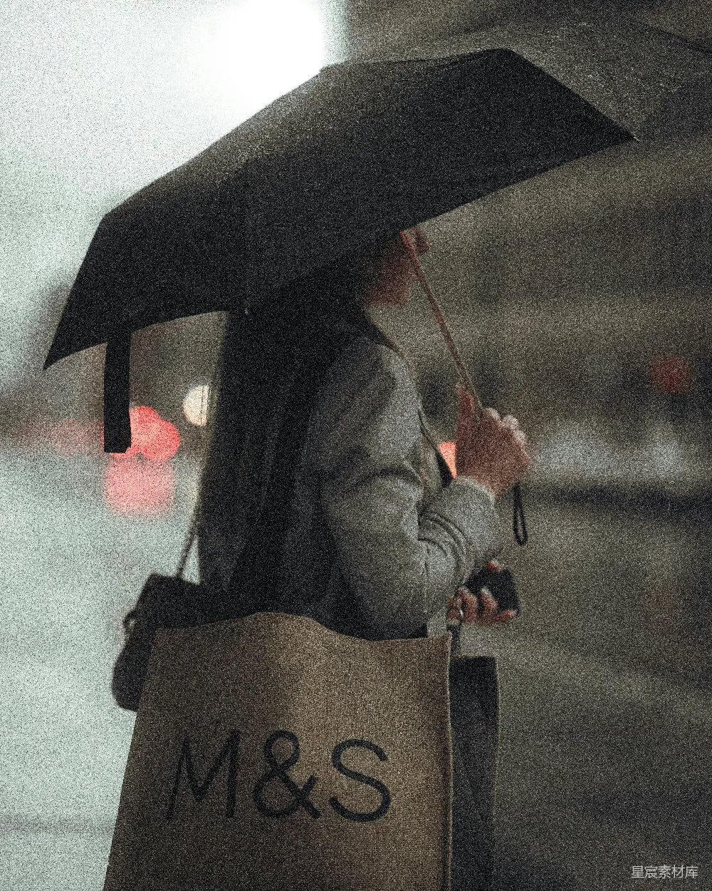 高清摄影 黑色外套的人拿着雨伞