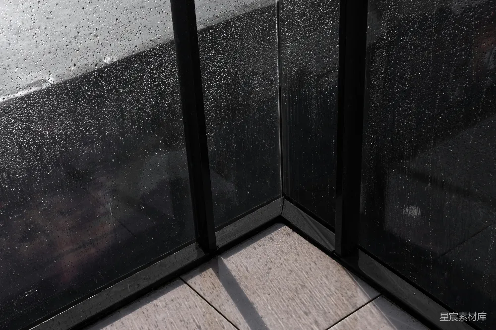 高清摄影 窗户一角，雨滴落在上面