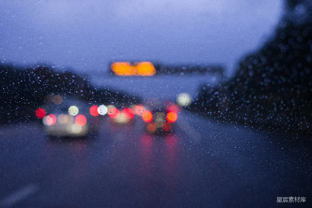 高清摄影 雨天模糊的汽车照片