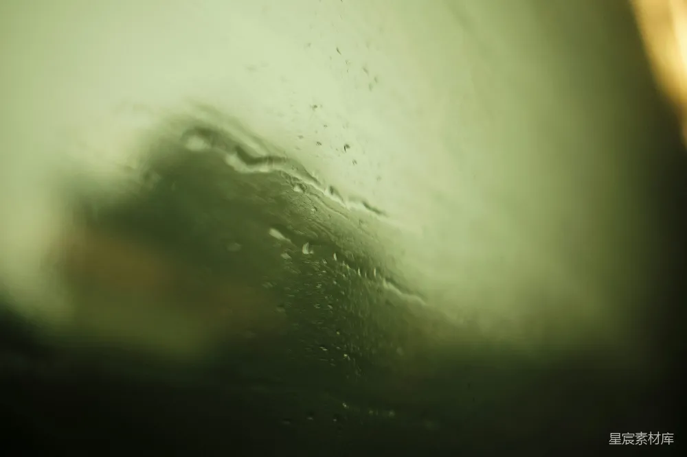 高清摄影 一幅近景描绘着蒙上雨水的窗户。