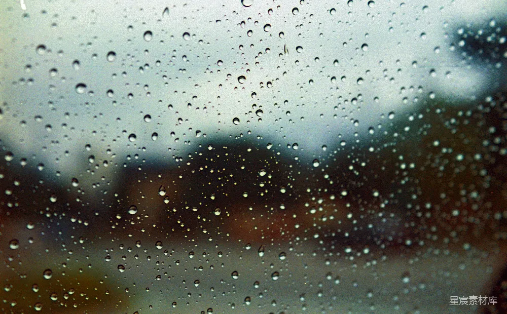 高清摄影 模糊背景中滴落的雨滴