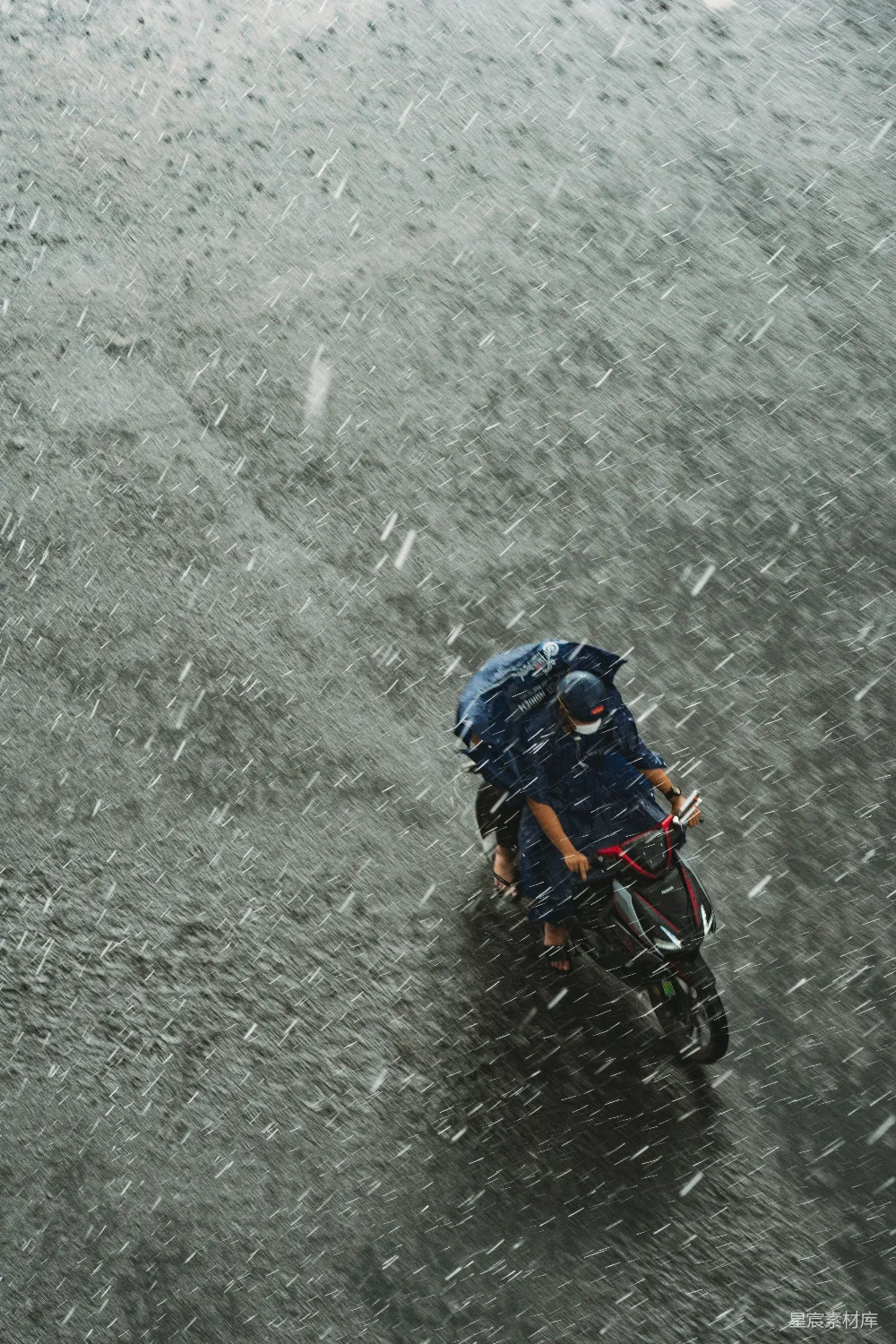 高清摄影 雨中骑车的人