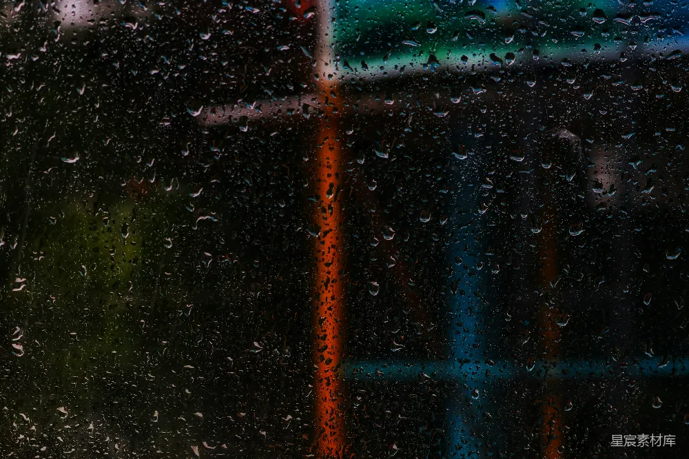 高清摄影 路边的一块交通锥被雨水覆盖着。