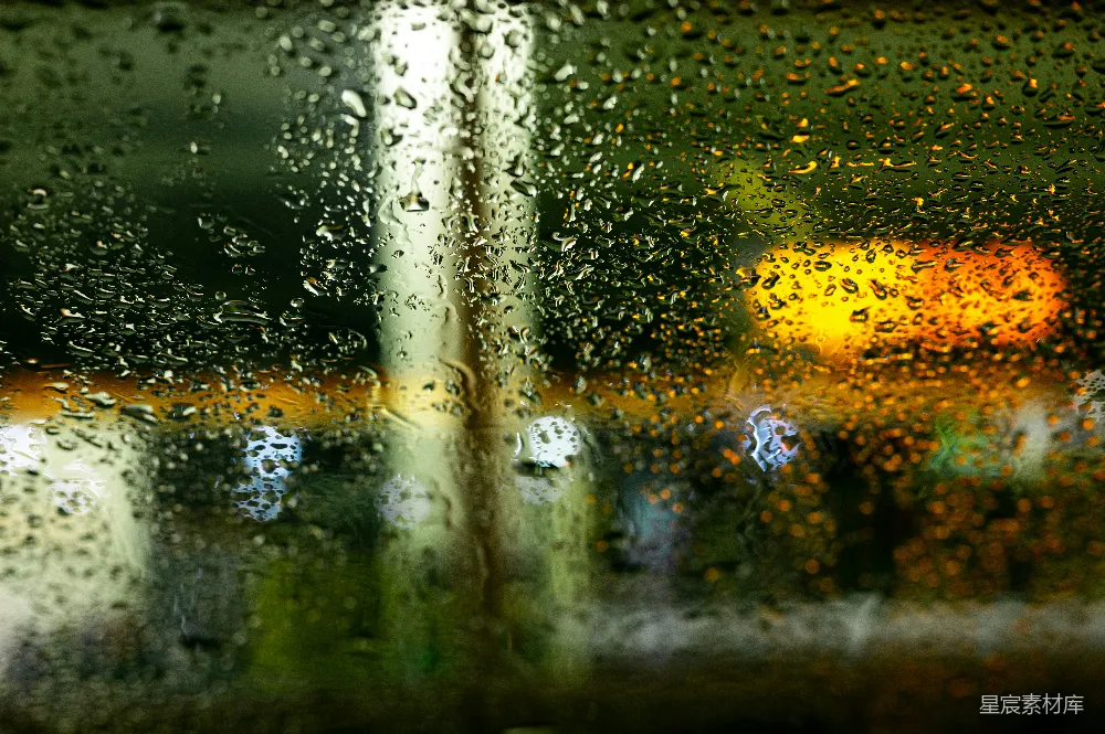 高清摄影 窗外有红绿灯的玻璃窗上滴着雨drops