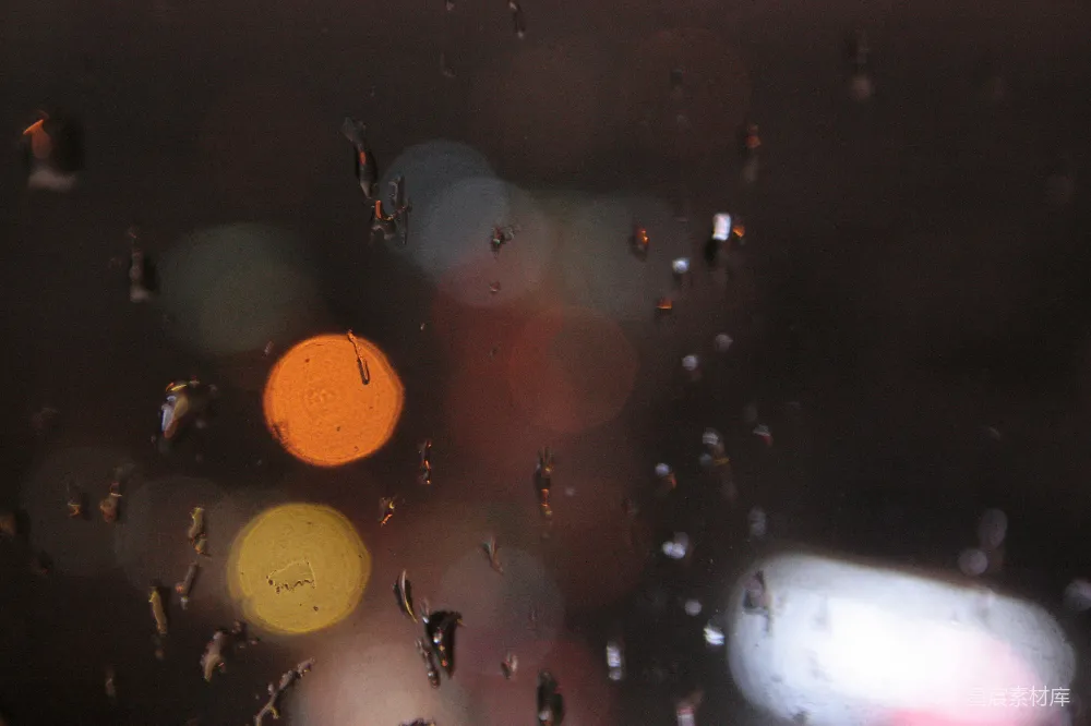 高清摄影 窗玻璃上滴落的雨珠与模糊的彩色灯光