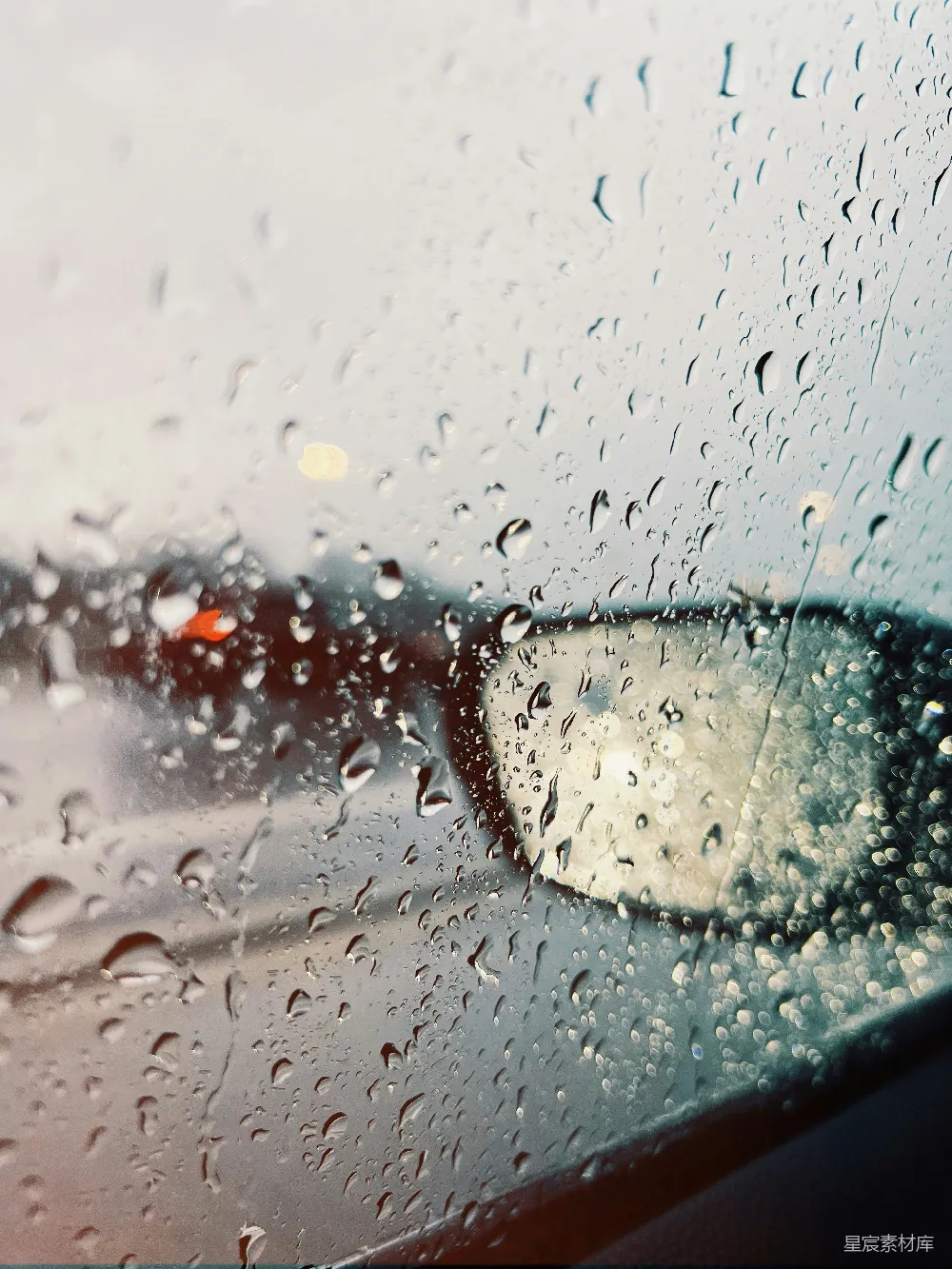 高清摄影 雨天汽车的侧视镜