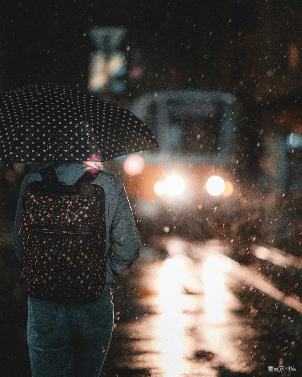高清摄影 背着背包打着伞的人在雨中行走