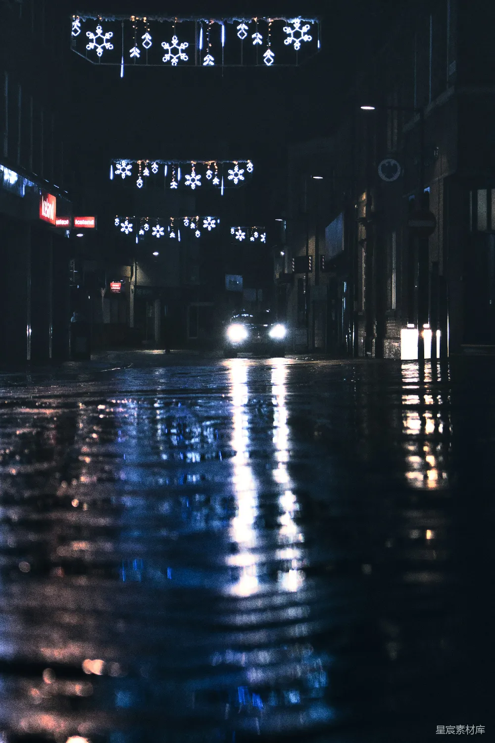 高清摄影 夜晚一辆车在湿滑的街道上行驶