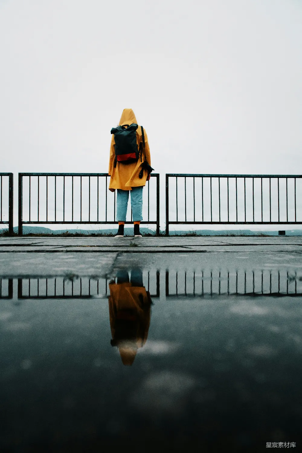 高清摄影 穿棕色夹克和蓝色牛仔裤的女人正在桥上行走。