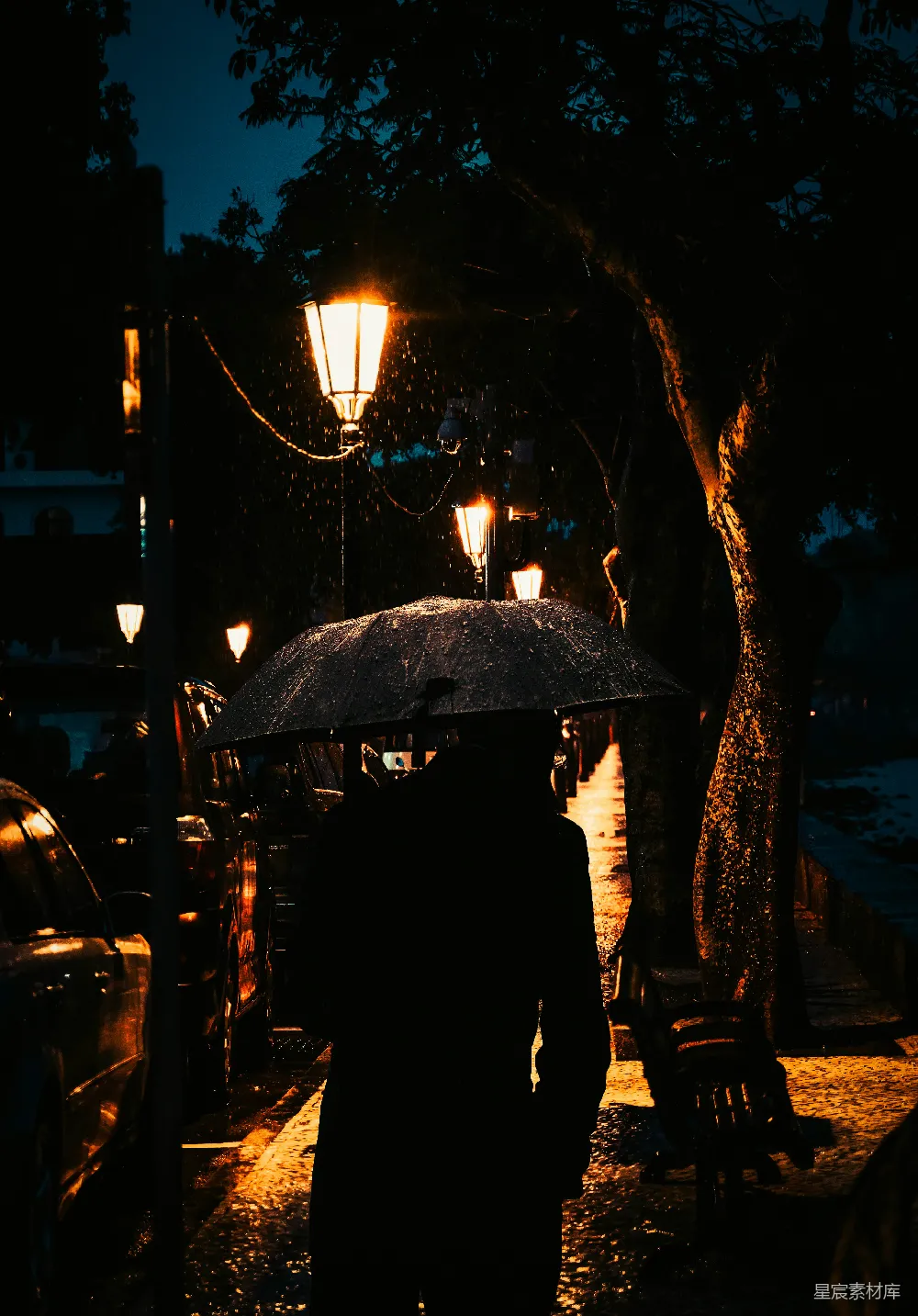 高清摄影 街上一个人手持雨伞行走