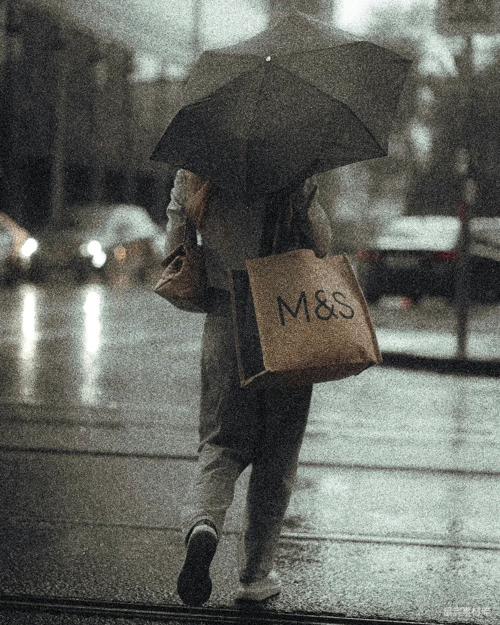 高清摄影 一个女人走在街上撑着雨伞