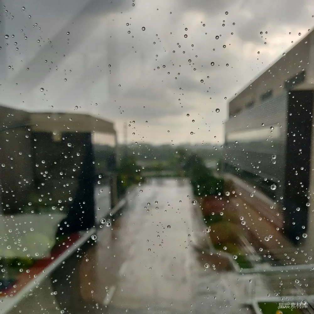 高清摄影 透过蒙上雨水的窗户看去的一条街道