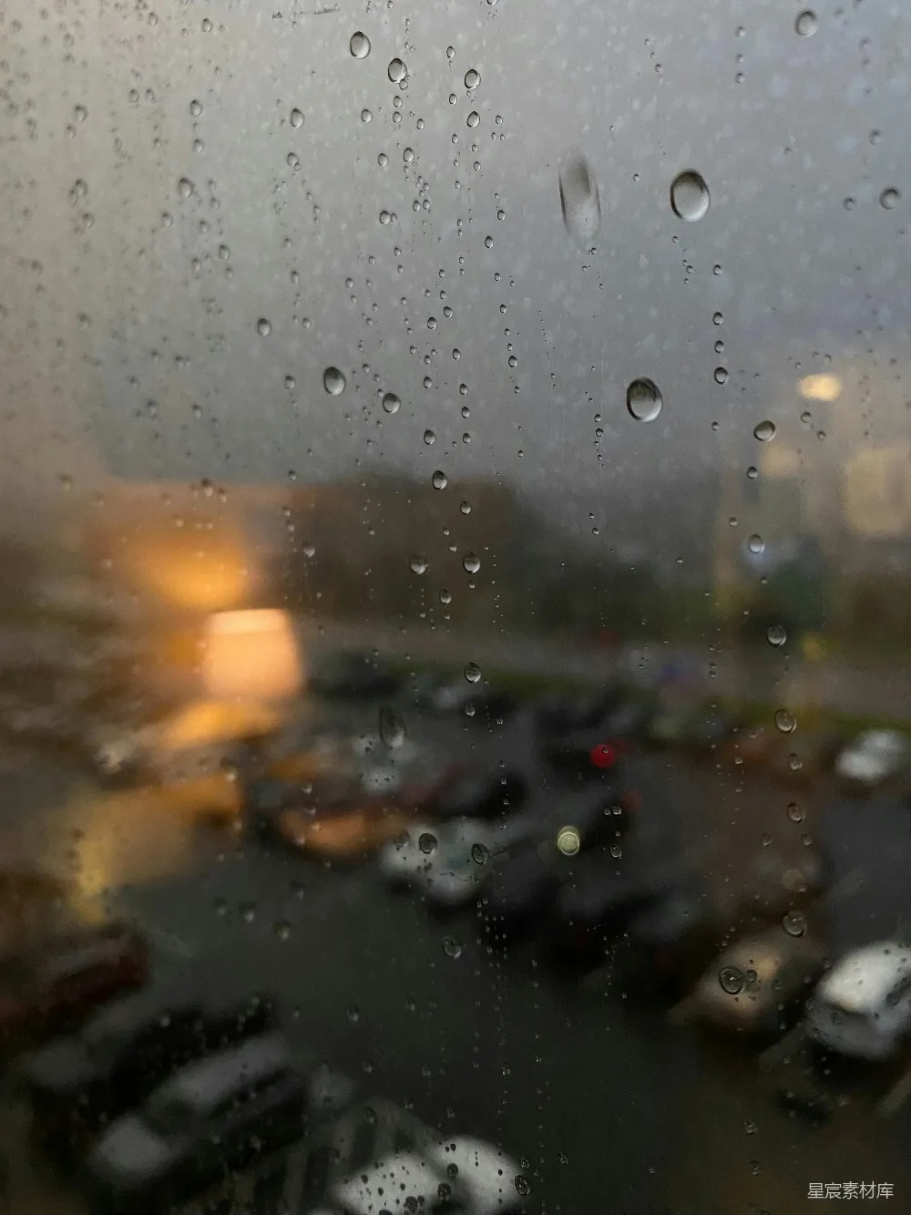 高清摄影 透过蒙上雨水的窗户看去的一片停车场