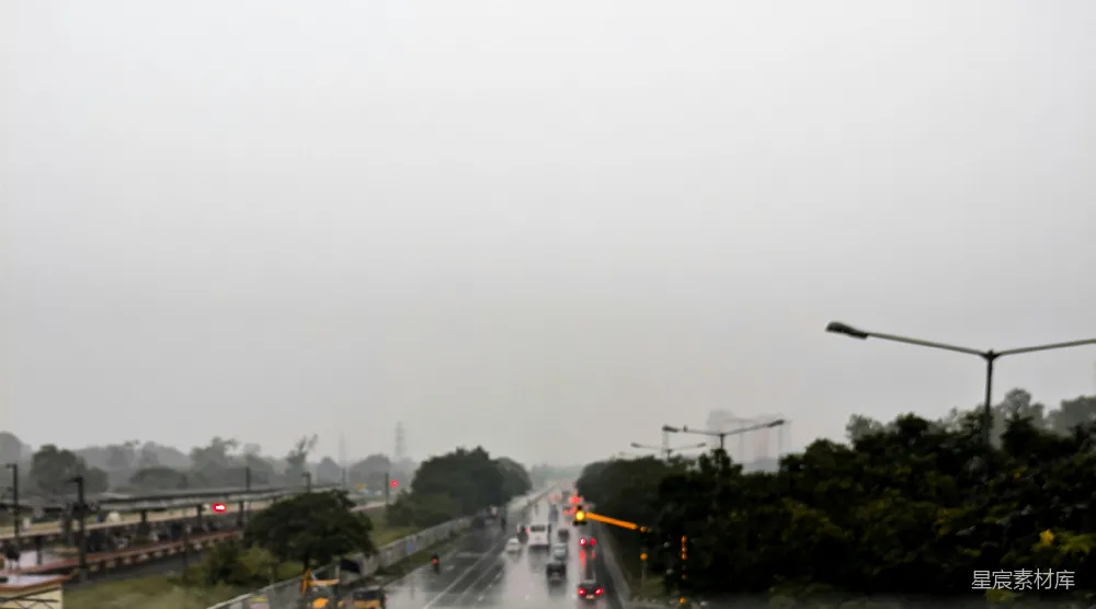 高清摄影 雨天高速公路上的红绿灯处