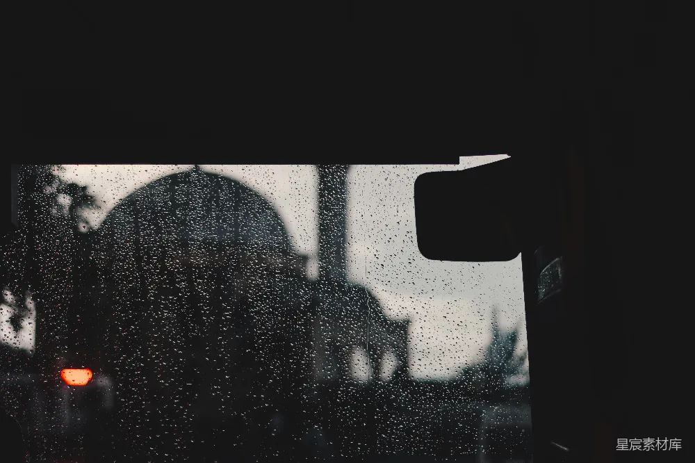 高清摄影 透过雨帘看一座建筑的景象