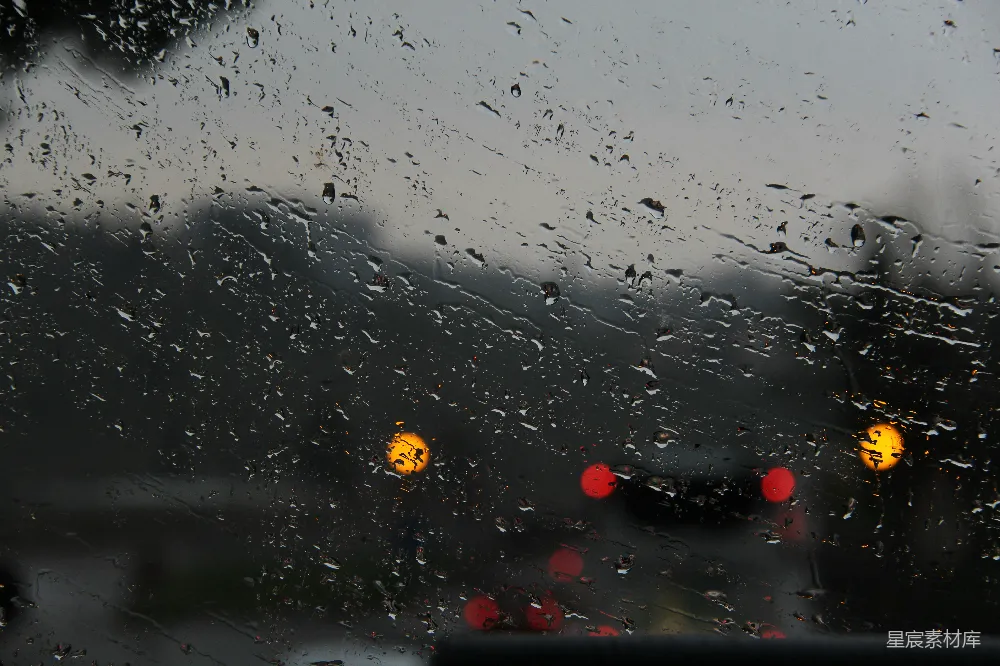 高清摄影 窗外有交通灯的玻璃窗上滴着雨drops