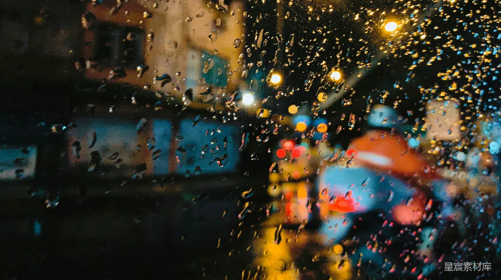 高清摄影 窗口上的雨滴随着车辆在街上行驶