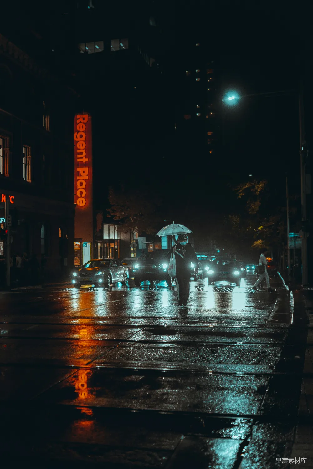 高清摄影 夜晚街道上人们行走