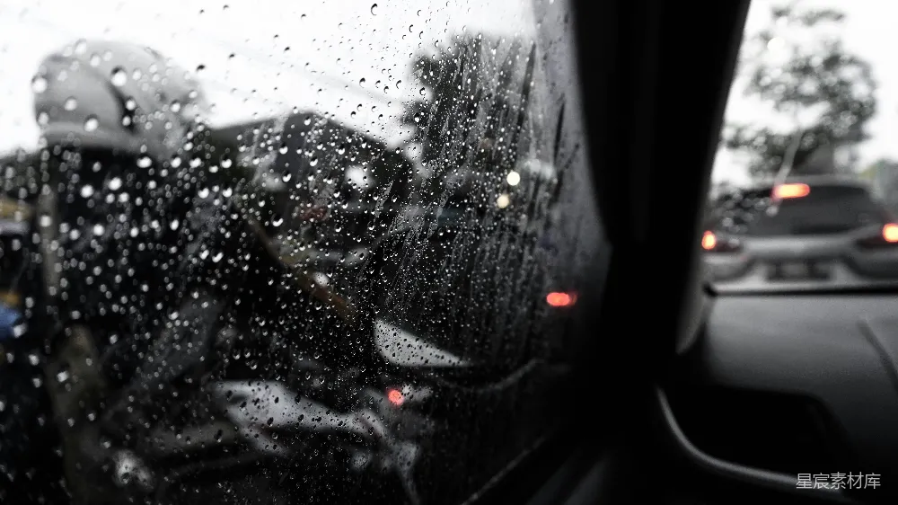 高清摄影 汽车内透过雨刷后的雨幕景象