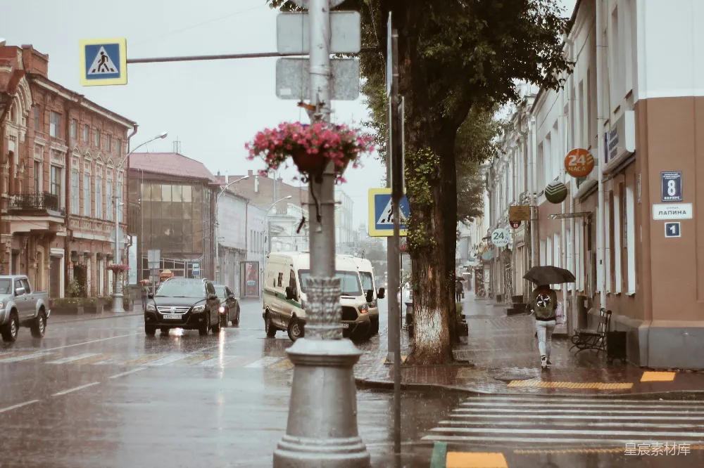 高清摄影 雨天一条街道上车水马龙