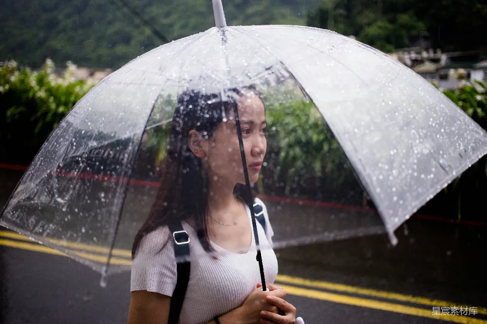 高清摄影 白上衣黑条纹女穿雨伞