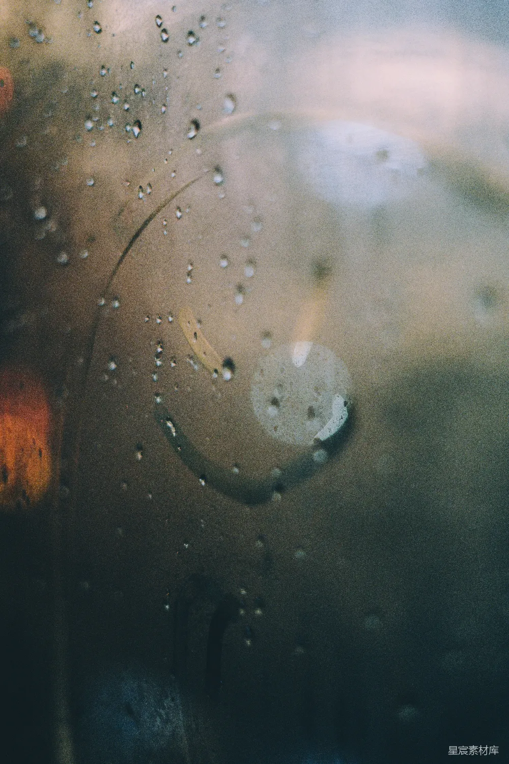 高清摄影 窗玻璃上滚动的雨滴与螺旋状的画作。
