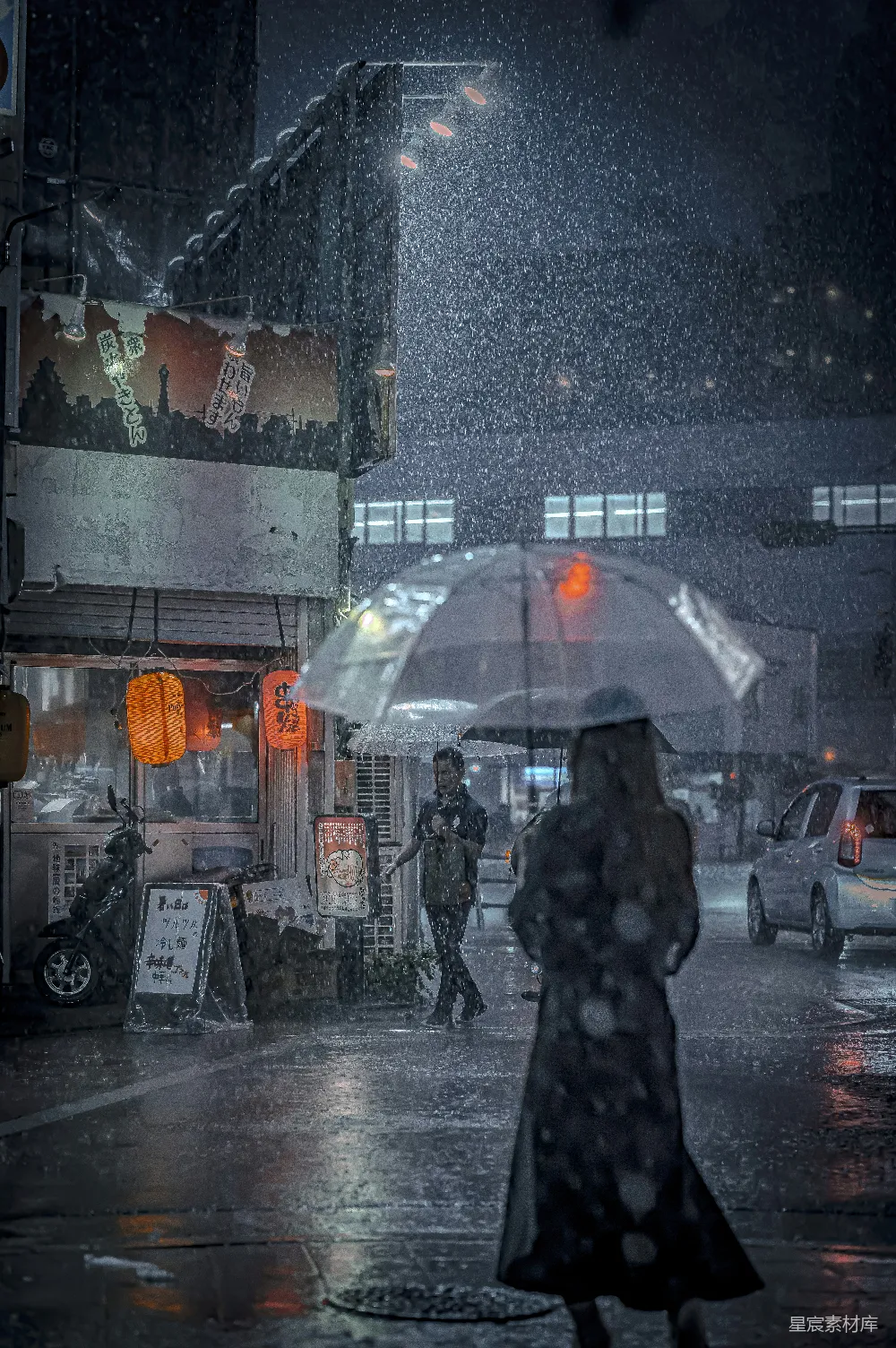 高清摄影 一个女人在雨中打着伞行走