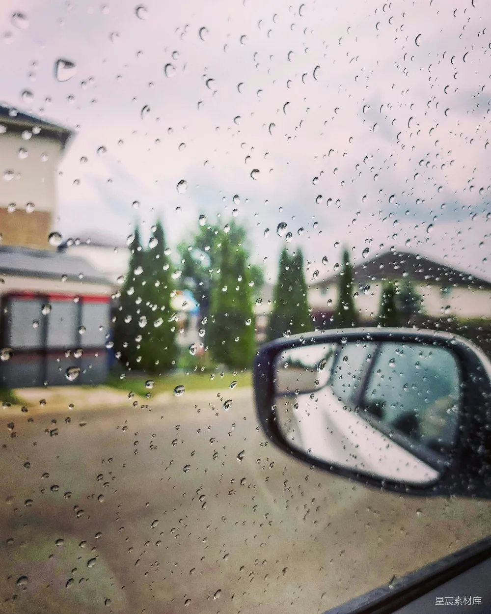 高清摄影 雨天汽车的侧视镜