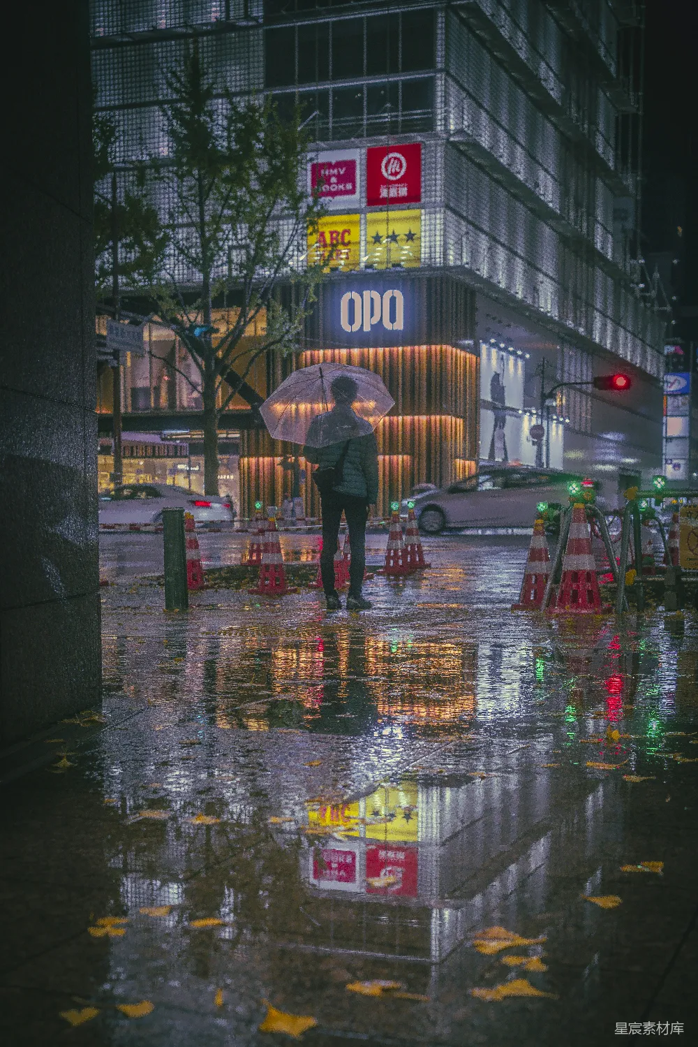 高清摄影 一个站在雨中打着伞的人