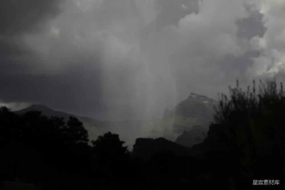 高清摄影 天空中一道穿过的风暴，背景是山峰。