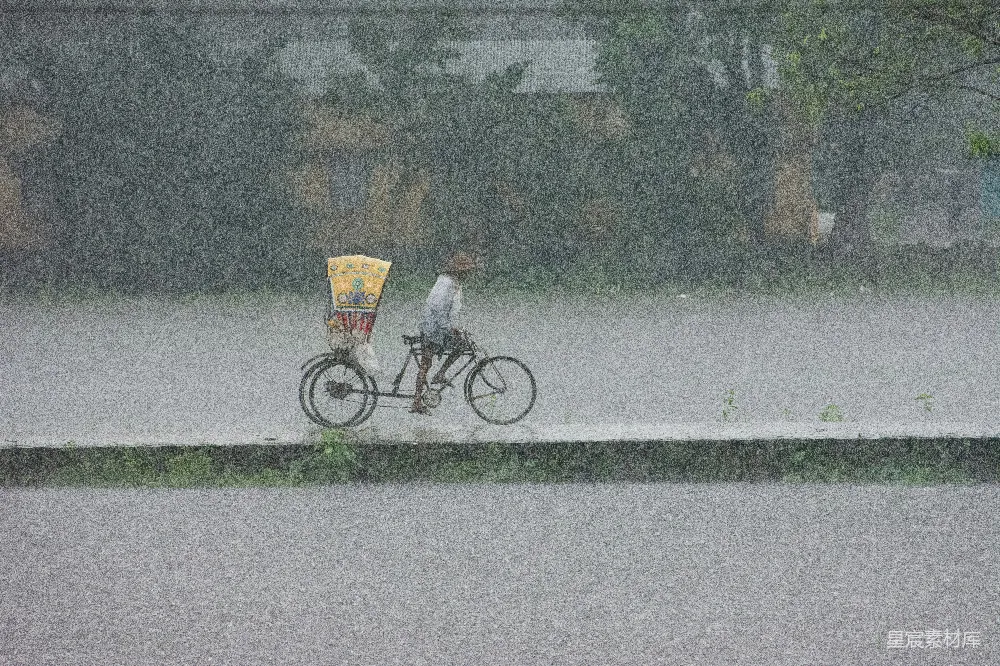 高清摄影 雨中拉车人艰难前行。