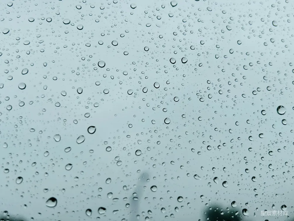 高清摄影 背景中有建筑的窗户上的雨滴