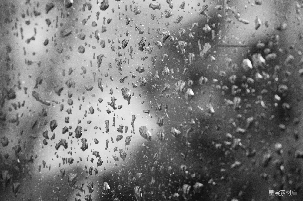 高清摄影 黑白之间，雨滴覆盖着窗户。