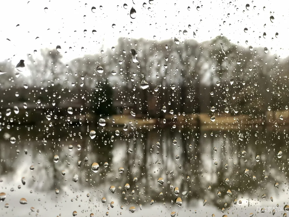 高清摄影 透过蒙上雨水的窗户看去的一片湖景