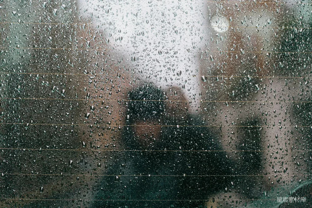 高清摄影 车窗上的雨滴以及外面模糊的人影。