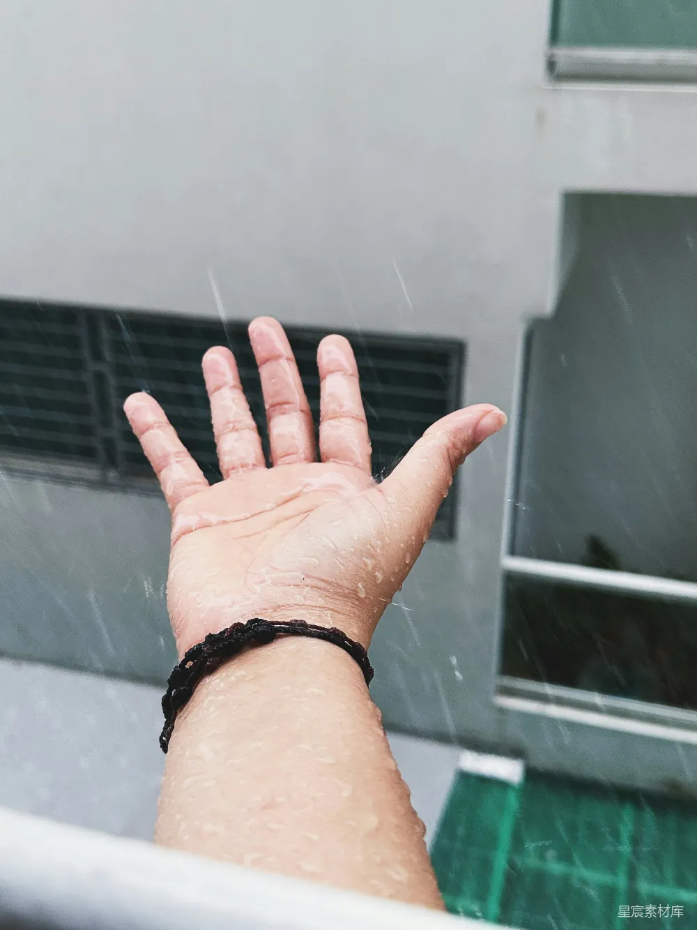 高清摄影 窗边伸出的手在雨中