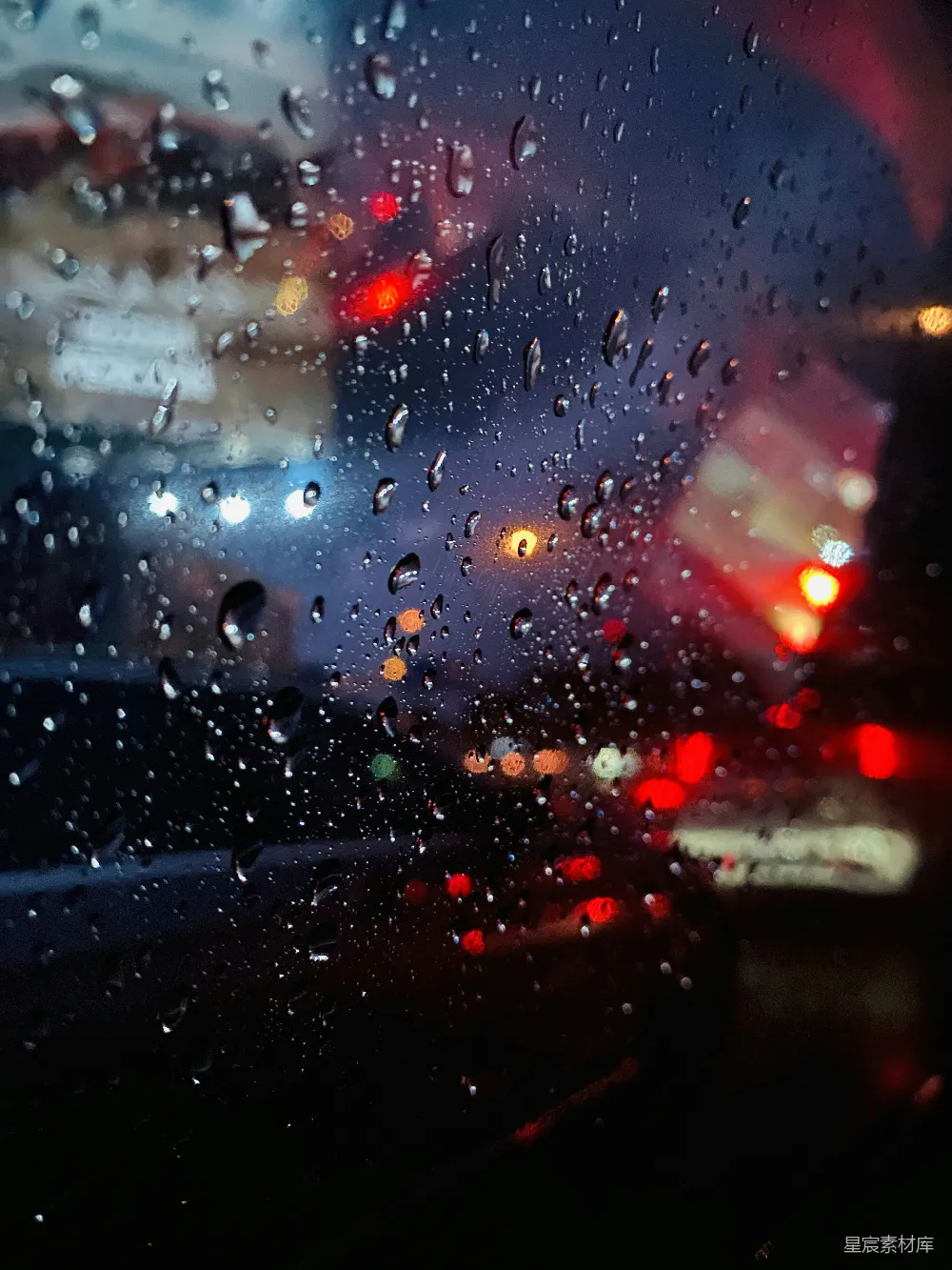 高清摄影 雨湿的窗户，背景是车辆和交通。