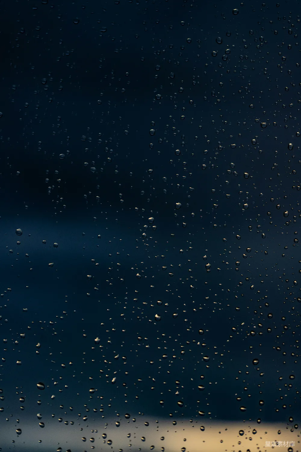 高清摄影 雨滴落在一片暗天背景上的窗户上