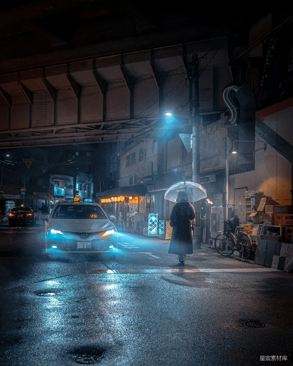 高清摄影 一个男人走在街上拿着雨伞